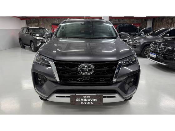 TOYOTA HILUX SW4 2.8 D-4D TURBO DIESEL SRX 4X4 AUTOMÁTICO